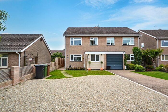 3 Bedroom Semi Detached House For Sale In Glenmoor, Eckington, Worcestershire, WR10