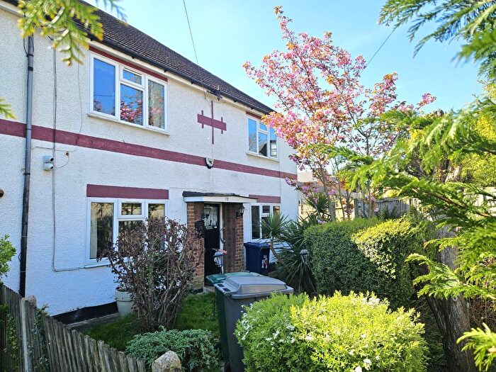 2 Bedroom Maisonette For Sale In Victoria Close, Barnet, EN4