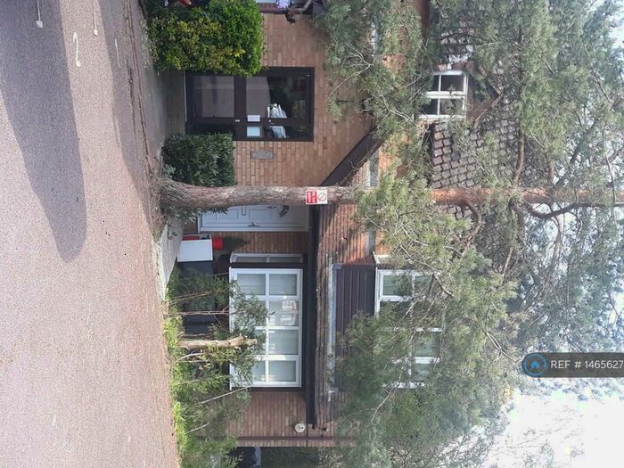 Studio To Rent In Snowdon Drive, London, NW9