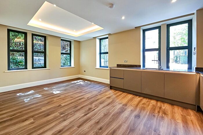3 Bedroom Apartment To Rent In Windsor Court, Clarence Drive, HG1