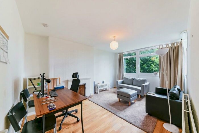 Semi-Detached House To Rent In Clarendon Place, London, W2