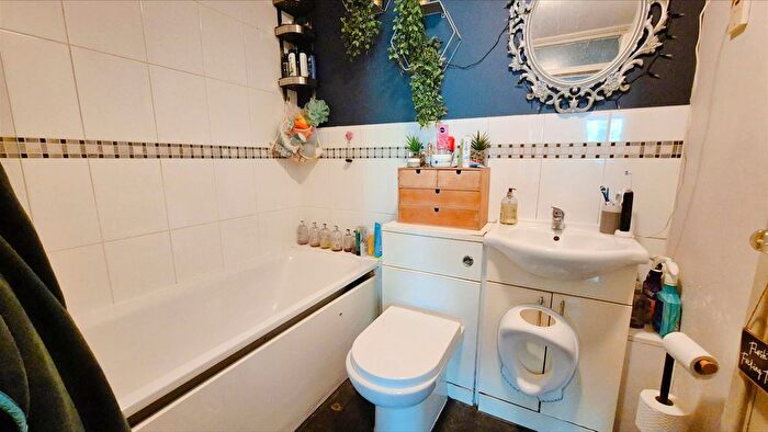 1 Bedroom Flat To Rent In The Grove, Isleworth, TW7