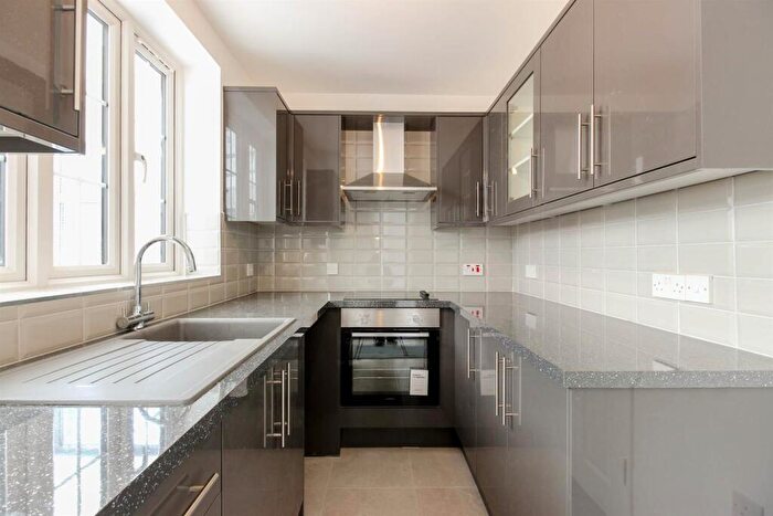 2 Bedroom End Of Terrace House To Rent In Manor Farm Drive, Chingford, E4