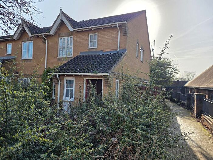 2 Bedroom Maisonette For Sale In Chamberlain Close, Harlow, CM17