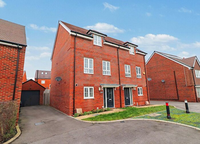 3 Bedroom Semi-Detached House For Sale In Harper Road, Botley, SO32