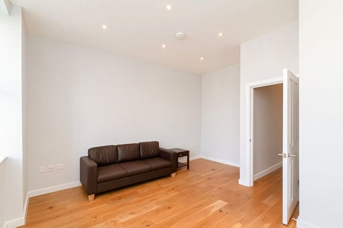 2 Bedroom Flat To Rent In Temple Fortune Parade, Finchley Road, London, NW11