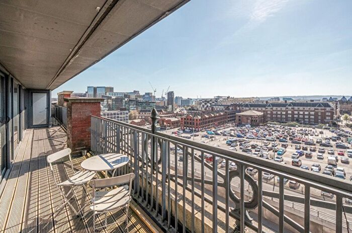 2 Bedroom Flat To Rent In Crispin Lofts, New York Road, Leeds, West Yorkshire, LS2