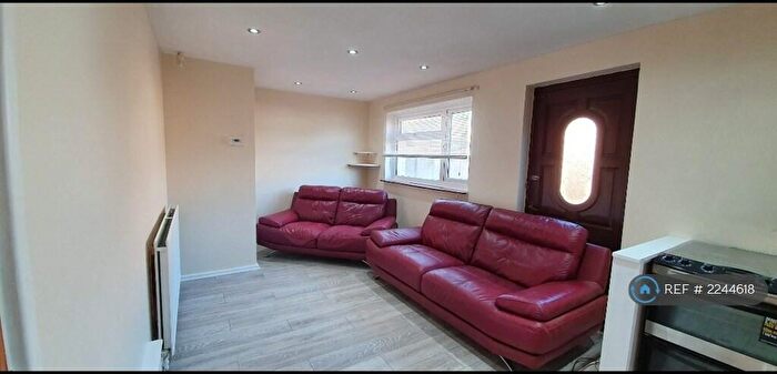 4 Bedroom Semi-Detached House To Rent In Servia Gardens, Leeds, LS7