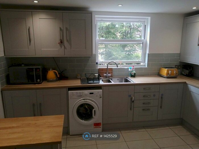 3 Bedroom Maisonette To Rent In Knighton Park Road, London, SE26