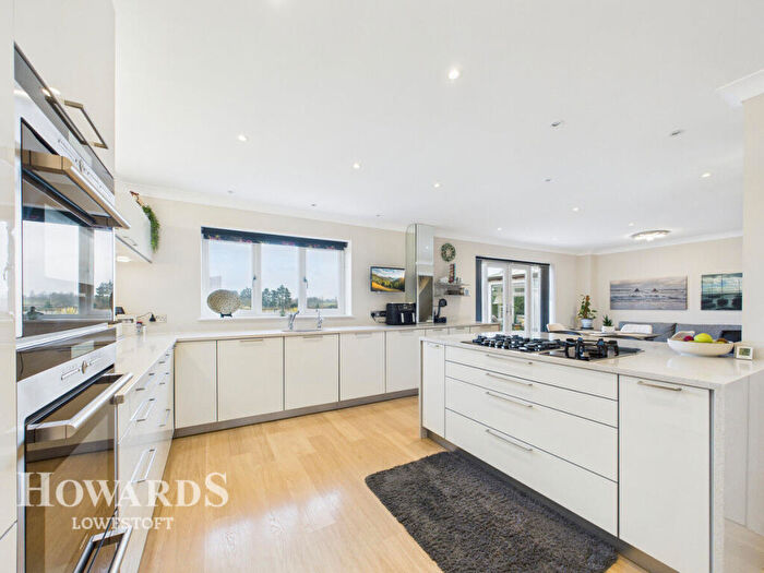 6 Bedroom Detached House For Sale In Market Lane, Blundeston, NR32