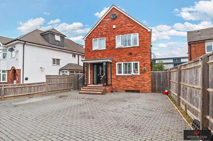 4 Bedroom Detached House For Sale In Masons Road, Slough, SL1
