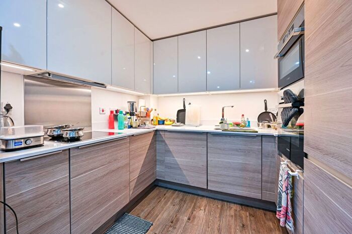 2 Bedroom Flat To Rent In Whiting Way, Rotherhithe, London, SE16