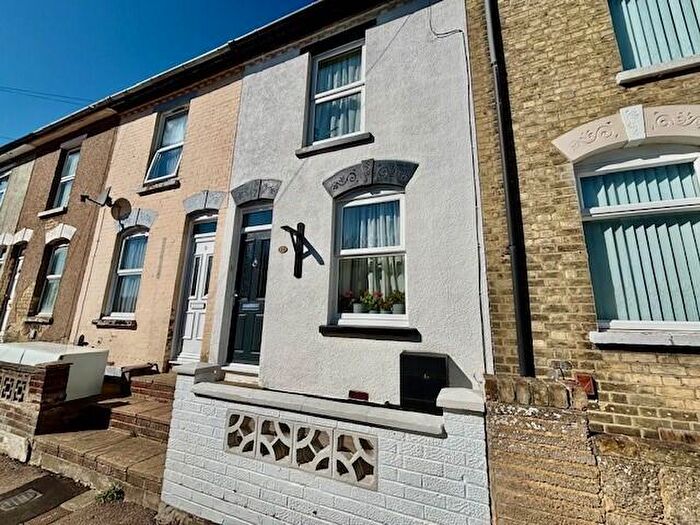 2 Bedroom House To Rent In Montfort Road, Strood, ME2