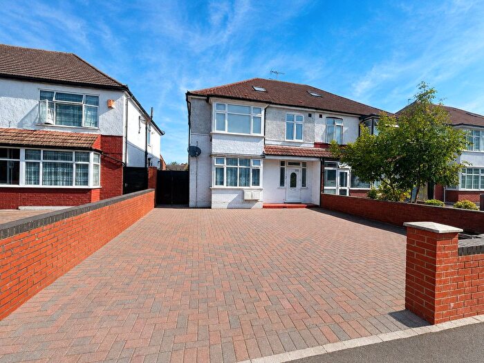 3 Bedroom Semi Detached House To Rent In Bath Road, Hounslow, Greater London, TW3
