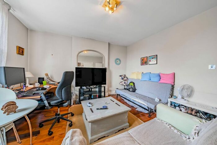 2 Bedroom Flat To Rent In Tankerville Road, Streatham Common, London, SW16