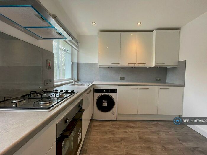 2 Bedroom Flat To Rent In Fentons, London, SE3
