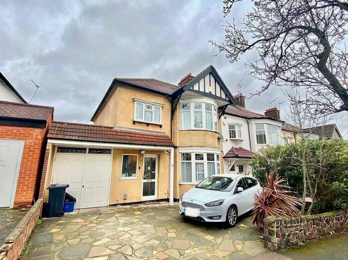 3 Bedroom House To Rent In Colebrooke Drive, Wanstead, London, E11