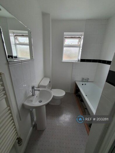 2 Bedroom Flat To Rent In Arnold Court, London, E18