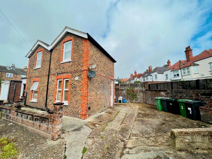 1 Bedroom Flat To Rent In Motcombe Road, Eastbourne, BN21