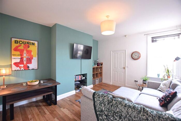 3 Bedroom Flat To Rent In Faraday Grove, Gateshead, NE8