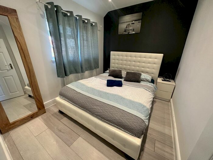 5 Bedroom Terraced House To Rent In Hampden Road, Slough, Berkshire, SL3