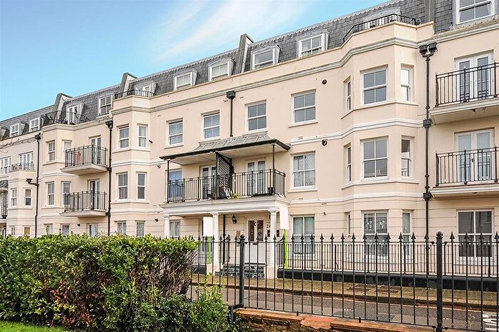 2 Bedroom Flat To Rent In Flat Dolphin Court, The Steyne, Bognor Regis, West Sussex, PO21