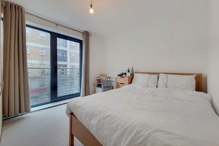 2 Bedroom Apartment To Rent In East Smithfield, London, E1W