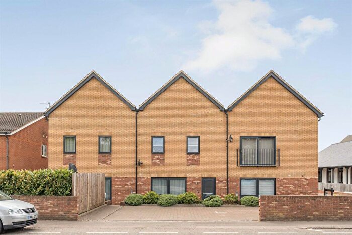 3 Bedroom Maisonette For Sale In Golden Lion Mews, London Colney, St. Albans, AL2
