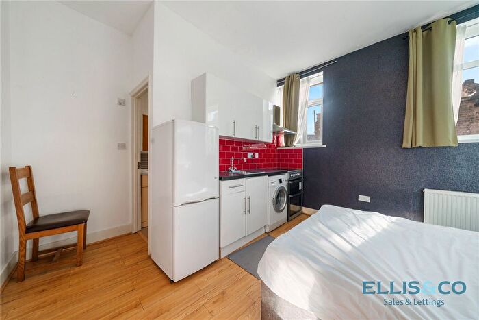 Studio To Rent In West Green Road, London, N15