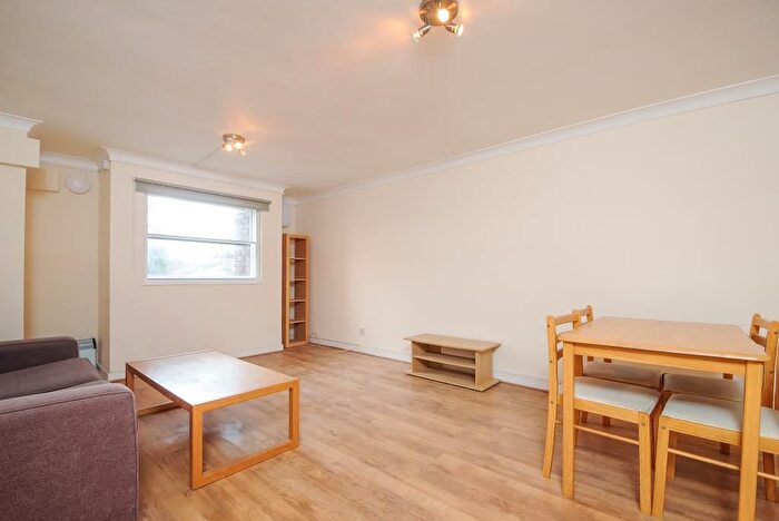 1 Bedroom Flat To Rent In Glovers Lodge, Richmond, TW10