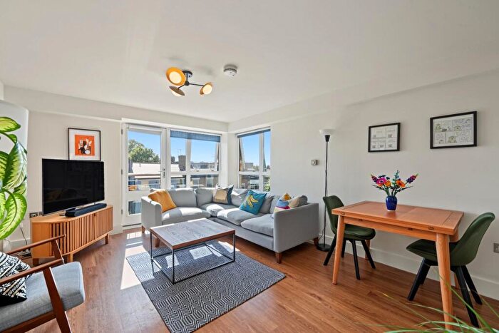2 Bedroom Flat For Sale In Queens Drive, London, N4