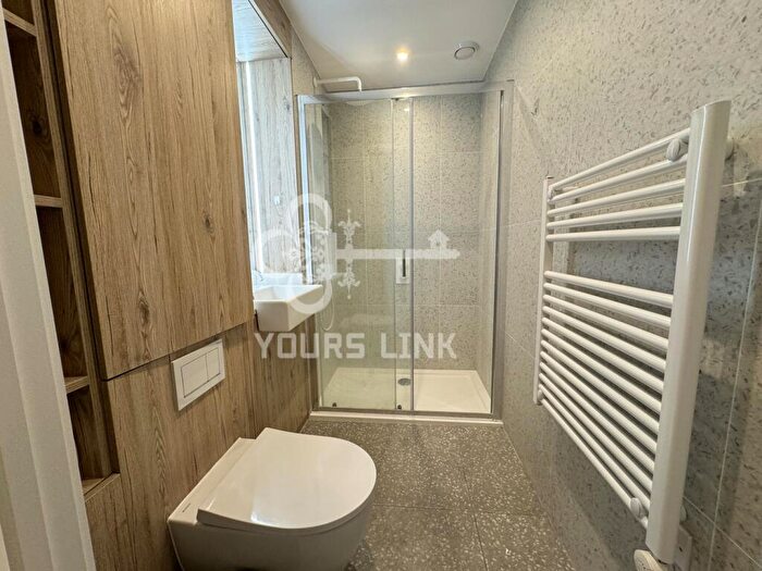 2 Bedroom Flat To Rent In Cendal Crescent, London, E1