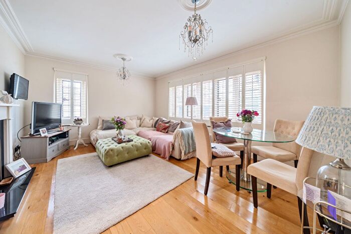 1 Bedroom Flat For Sale In Park Road, Stoke Poges, SL2