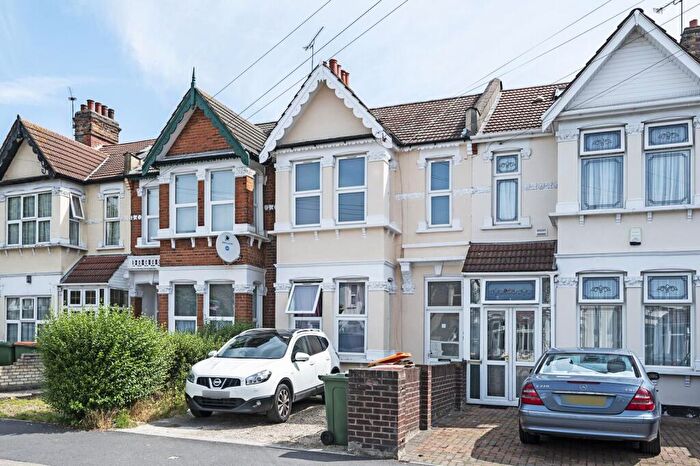 3 Bedroom Flat To Rent In Shrewsbury Road, Forest Gate, London, E7