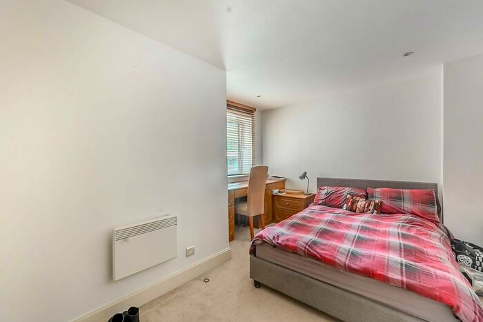 3 Bedroom Flat To Rent In Vauxhall Bridge Road, Pimlico, London, SW1V
