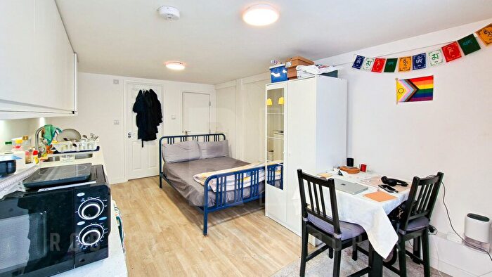 Studio To Rent In Finchley Road, London, NW11