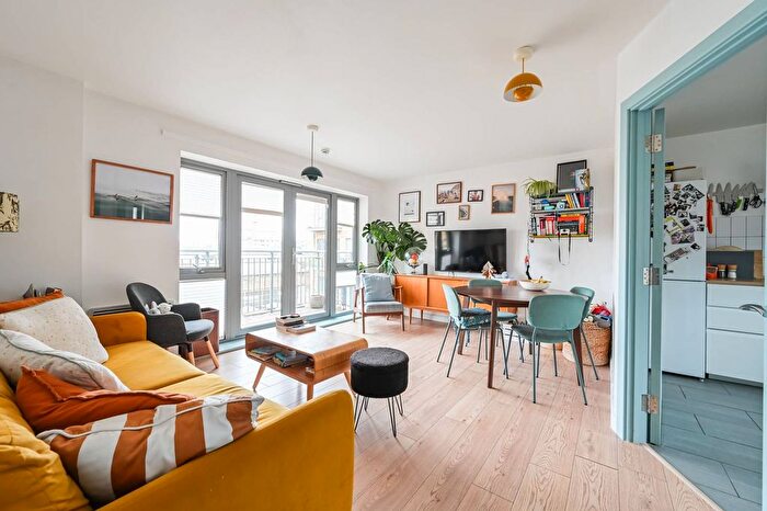 2 Bedroom Flat For Sale In Thomas Fyre Drive, Bow, London, E3