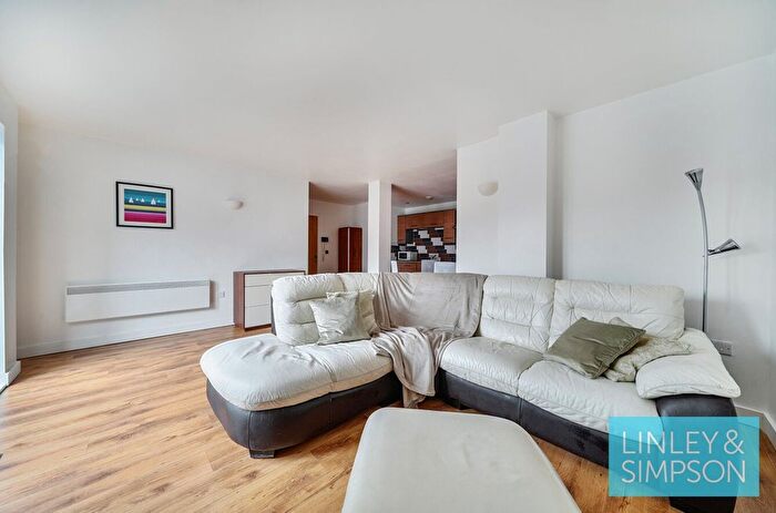 2 Bedroom Flat For Sale In Waterloo Court, Hunslet Road, Leeds, LS10