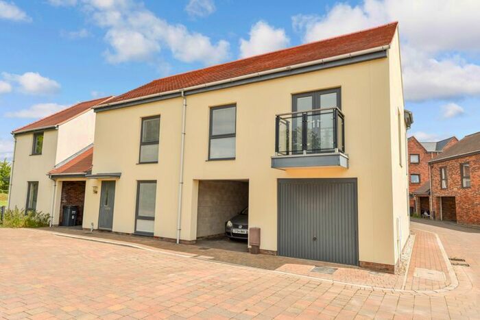 3 Bedroom Flat To Rent In Saddleback Road, Waterlooville, PO7