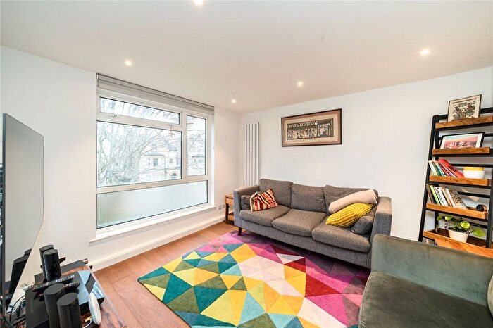 2 Bedroom Flat To Rent In Bedford Hill, London, SW12