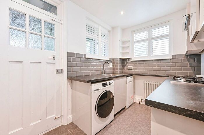 2 Bedroom Flat To Rent In Ellerton Court, Acton, London, W3
