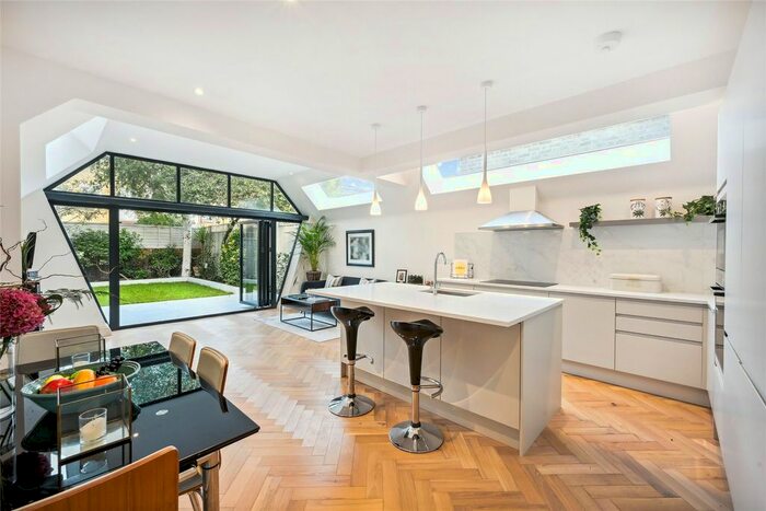 2 Bedroom Flat To Rent In Wardo Avenue, London, SW6