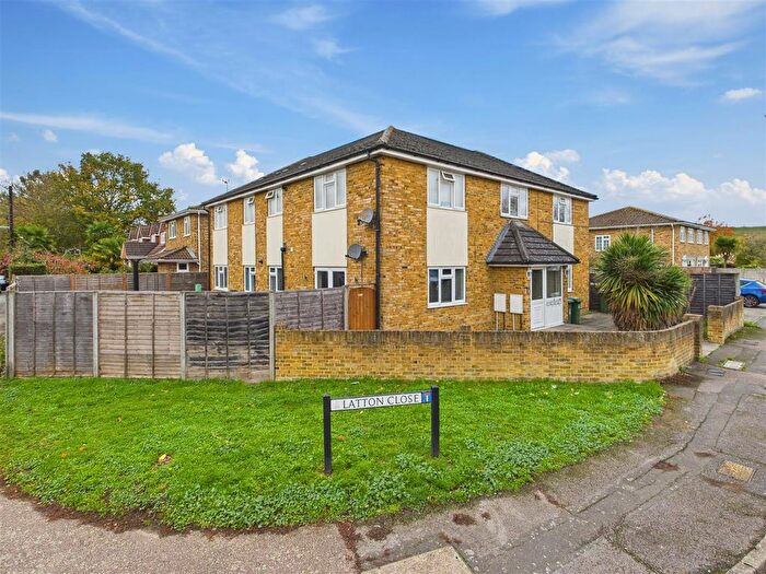 2 Bedroom Flat For Sale In Homefield Road, Walton-On-Thames, KT12