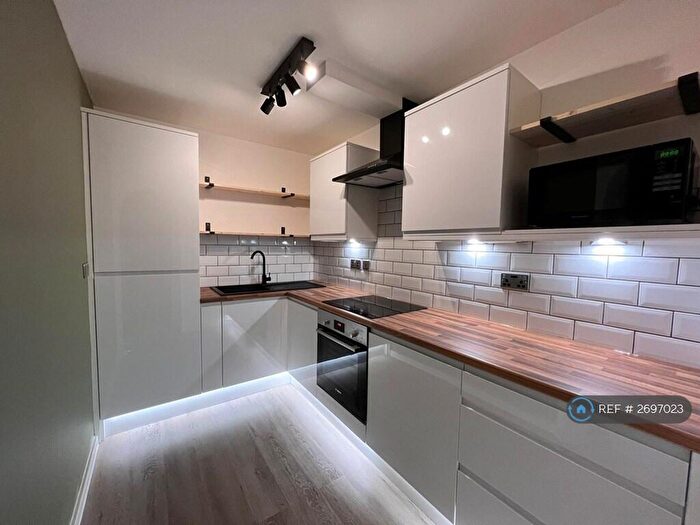 2 Bedroom Flat To Rent In Merlin House, Manchester, M19