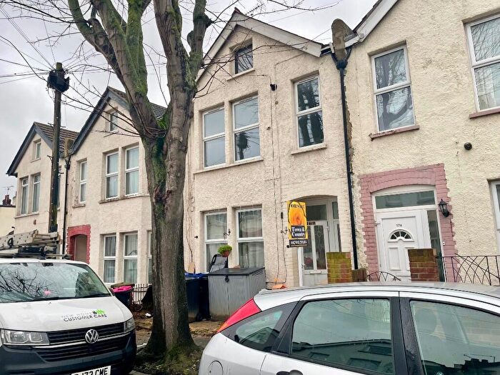 2 Bedroom Flat For Sale In Westcliff-On-Sea, Essex, SS0