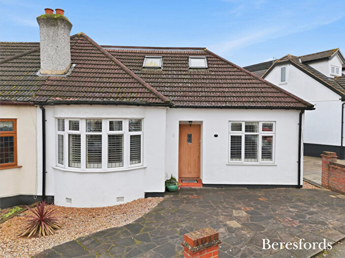 4 Bedroom Semi Detached House For Sale In Aldborough Road, Upminster, RM14