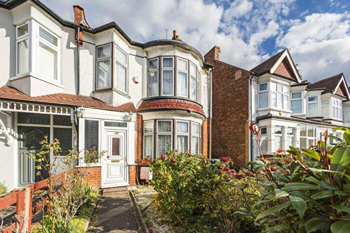 4 Bedroom Semi-Detached House For Sale In Grove Road, London, N12