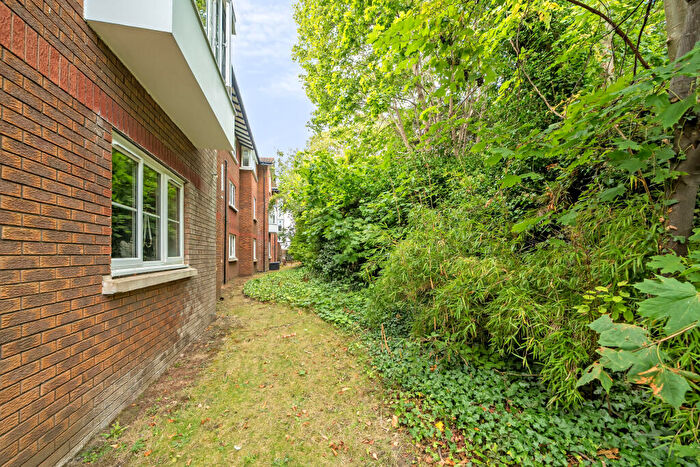 1 Bedroom Flat To Rent In Kingsworthy Close, Kingston Upon Thames, KT1