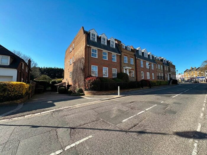 2 Bedroom Flat To Rent In The Green, Winchmore Hill, London, N21