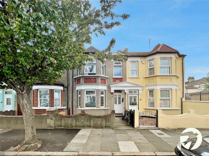 1 Bedroom Flat To Rent In Benares Road, London, SE18